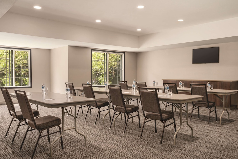 Country Inn & Suites by Radisson, Detroit Lakes 19/21