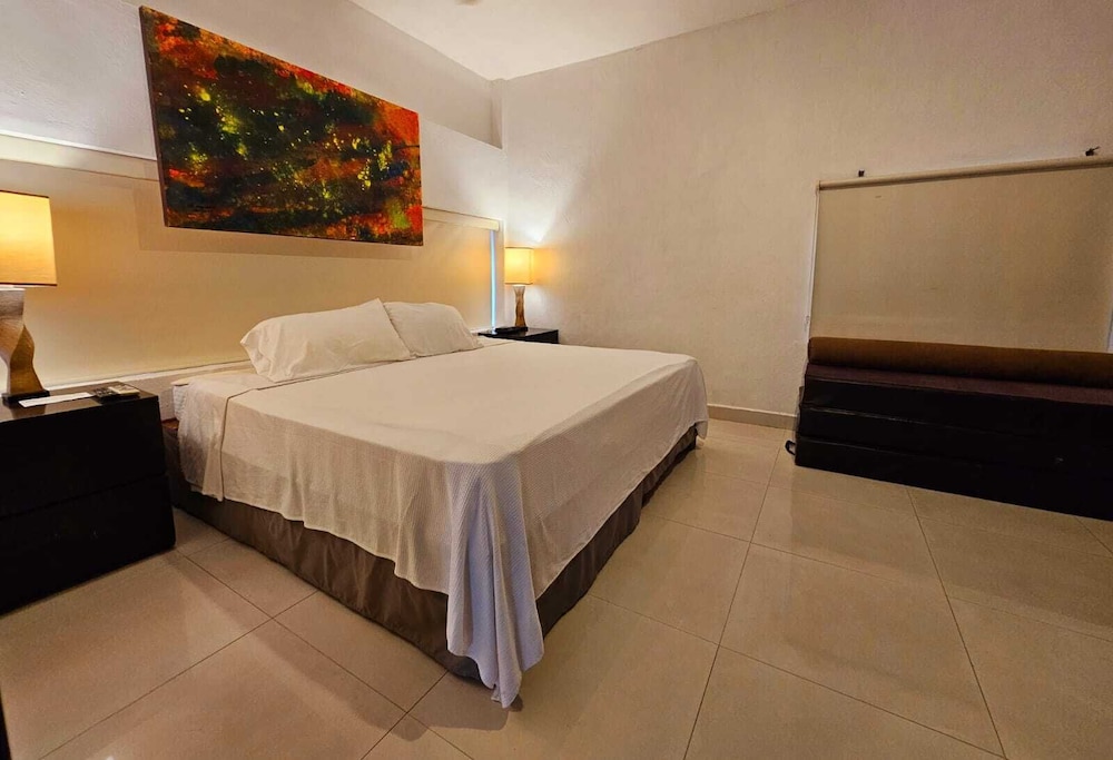 Hotel Holly 23/50