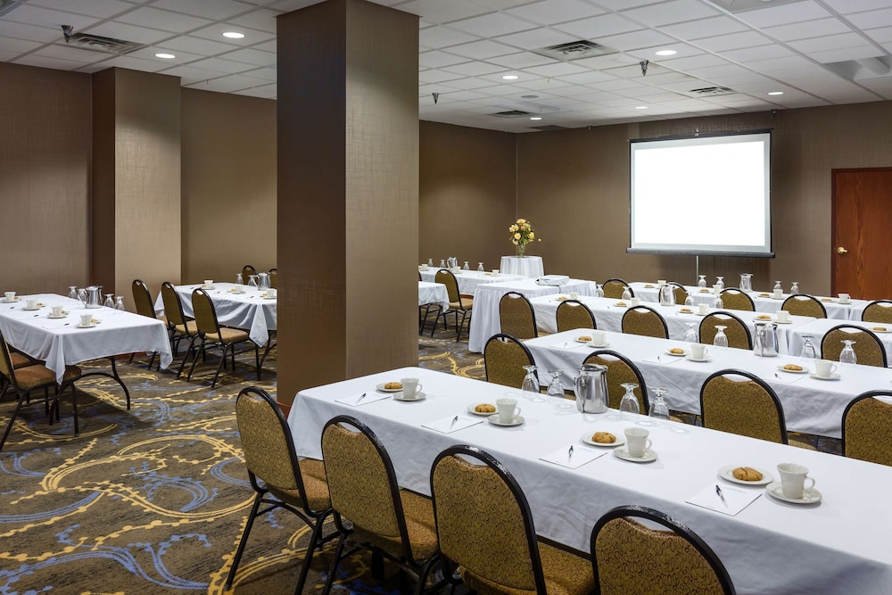 Radisson Hotel Bismarck 40/44