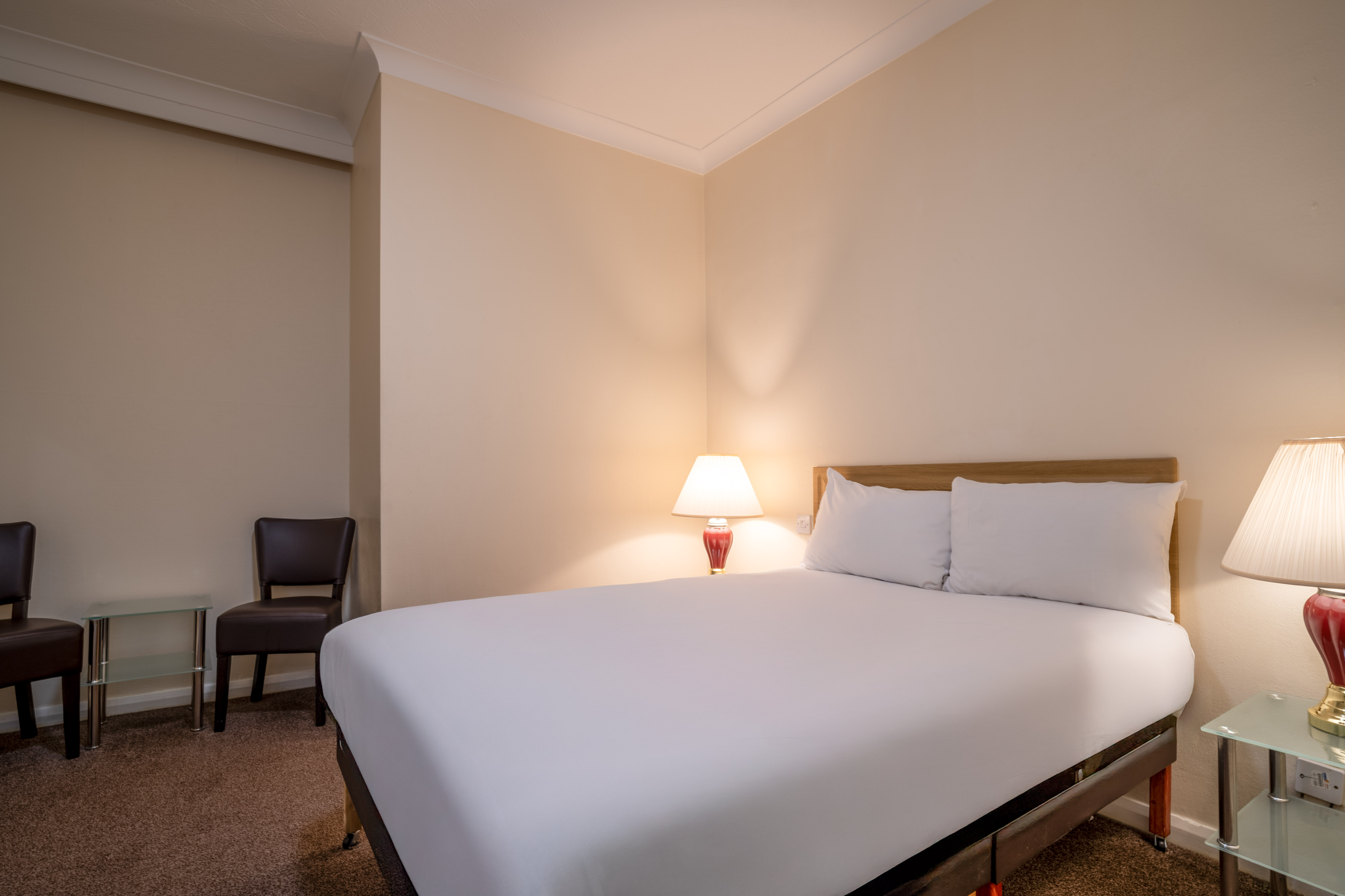 ROOM, DOUBLE BED, NO WINDOW