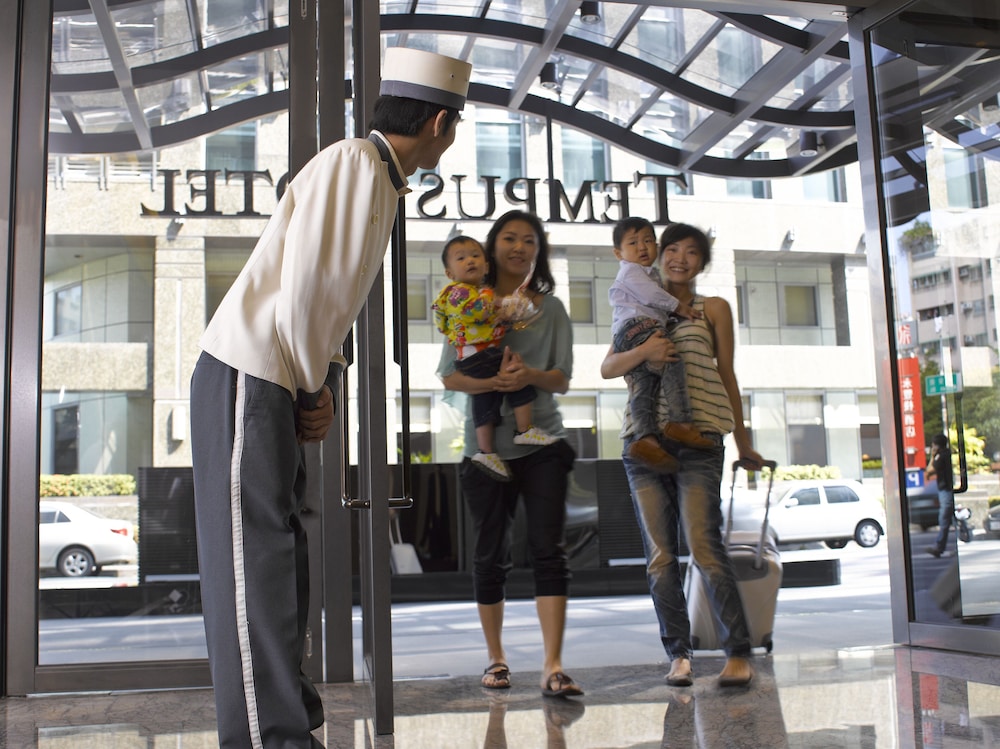 CHECK inn SELECT Taichung Dadun 27/48