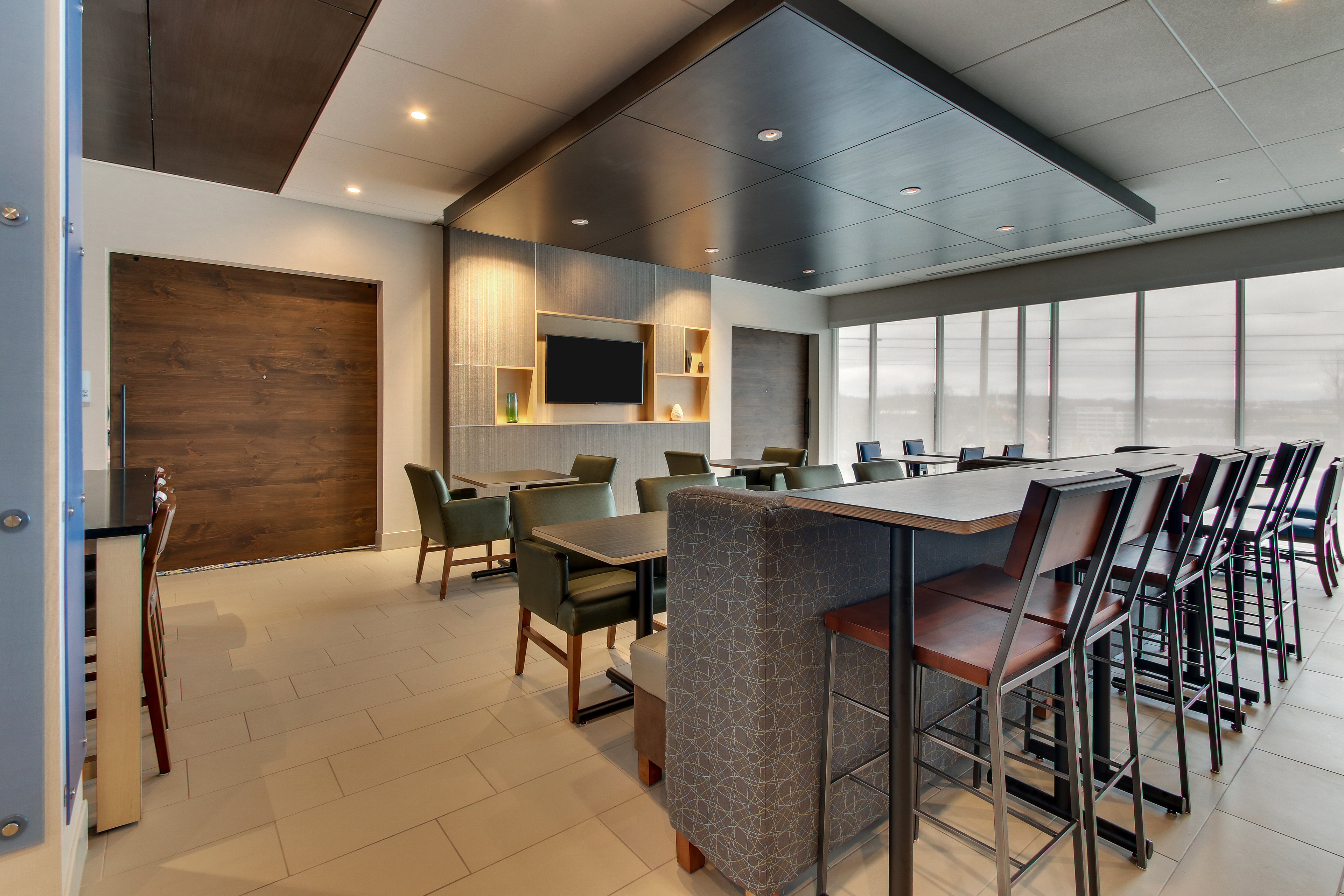 Holiday Inn Express & Suites Nashville Metrocenter Downtown 52/64