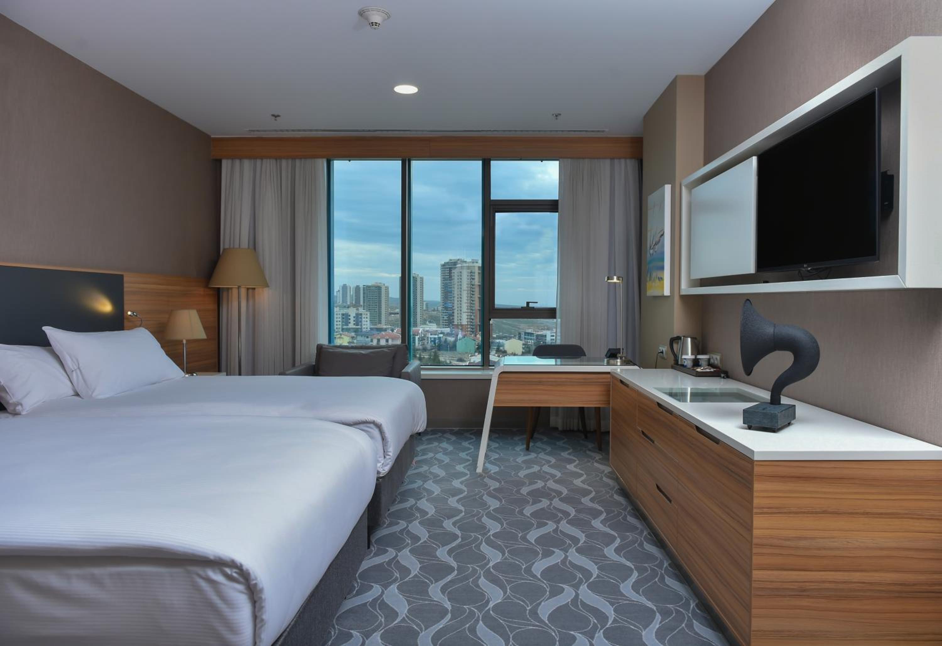 GUEST ROOM, KING BED