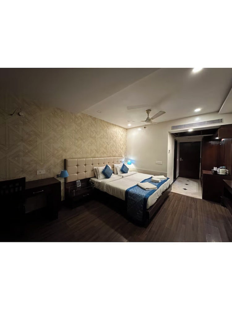 OYO Premium JHV Mall Cantonment 20/30