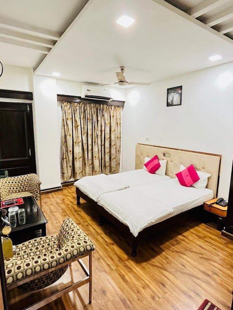 PATHIK HOTEL 15/32