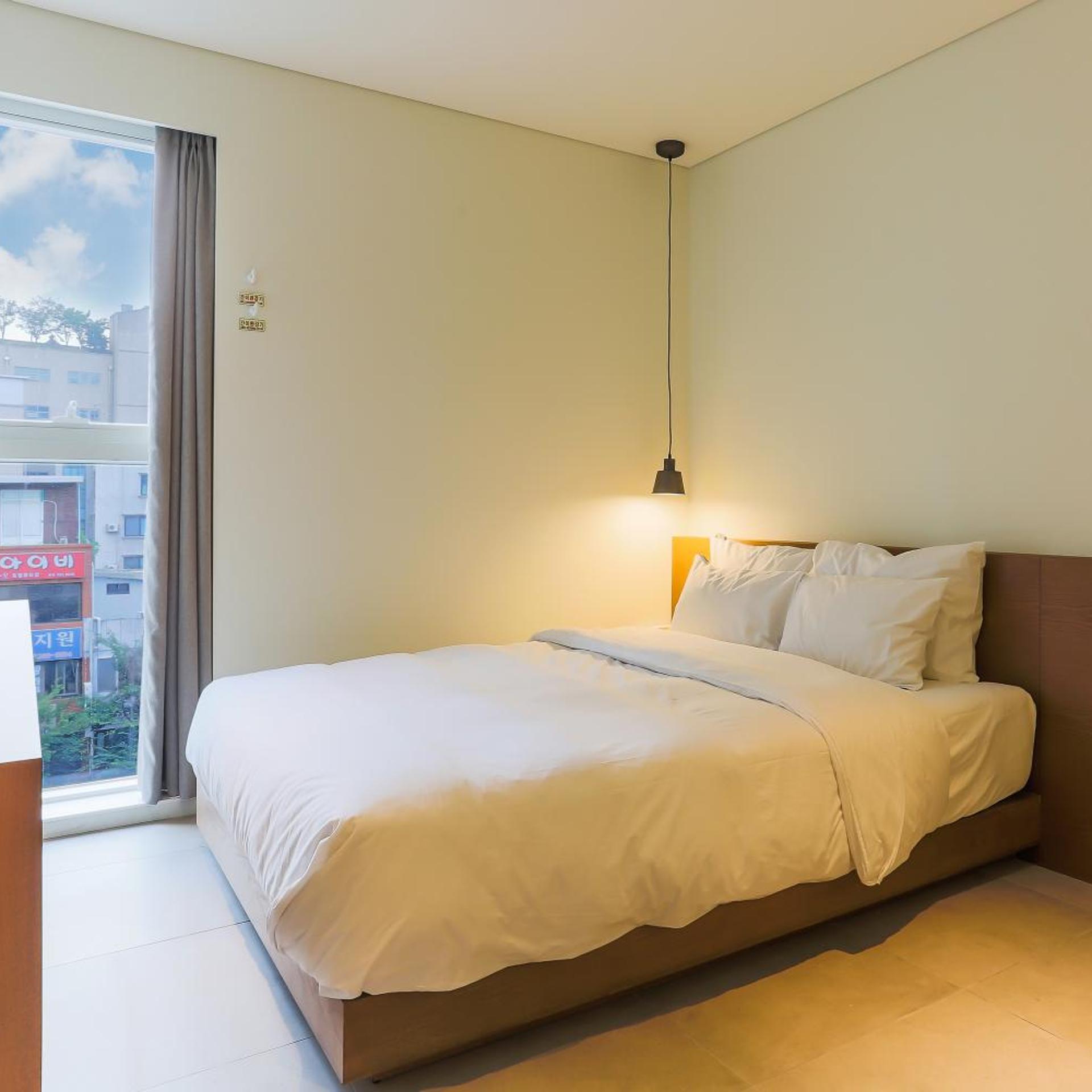 ROOM, DOUBLE BED
