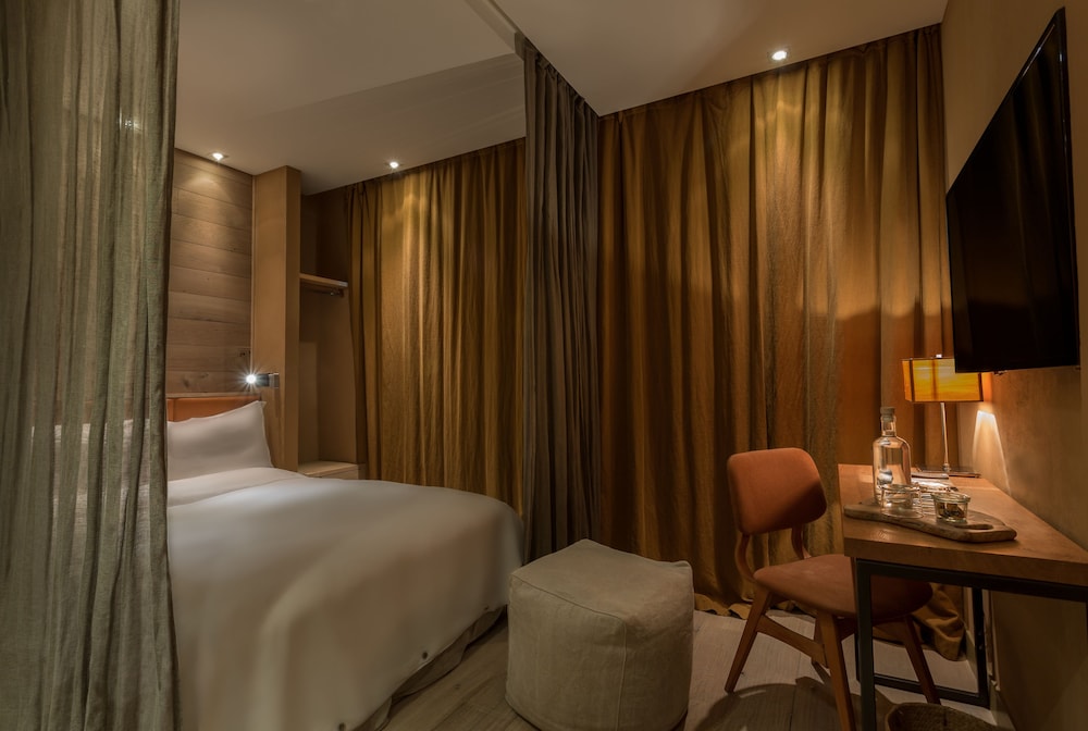 Hidden Hotel 26/79
