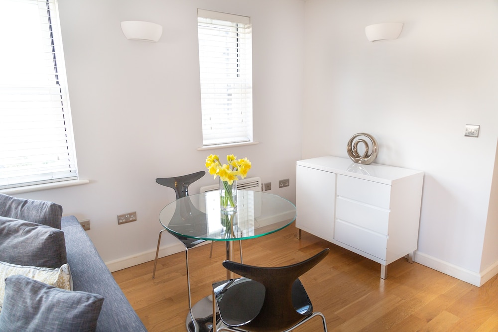 Lux Living Apartments - Marino Place 10/16