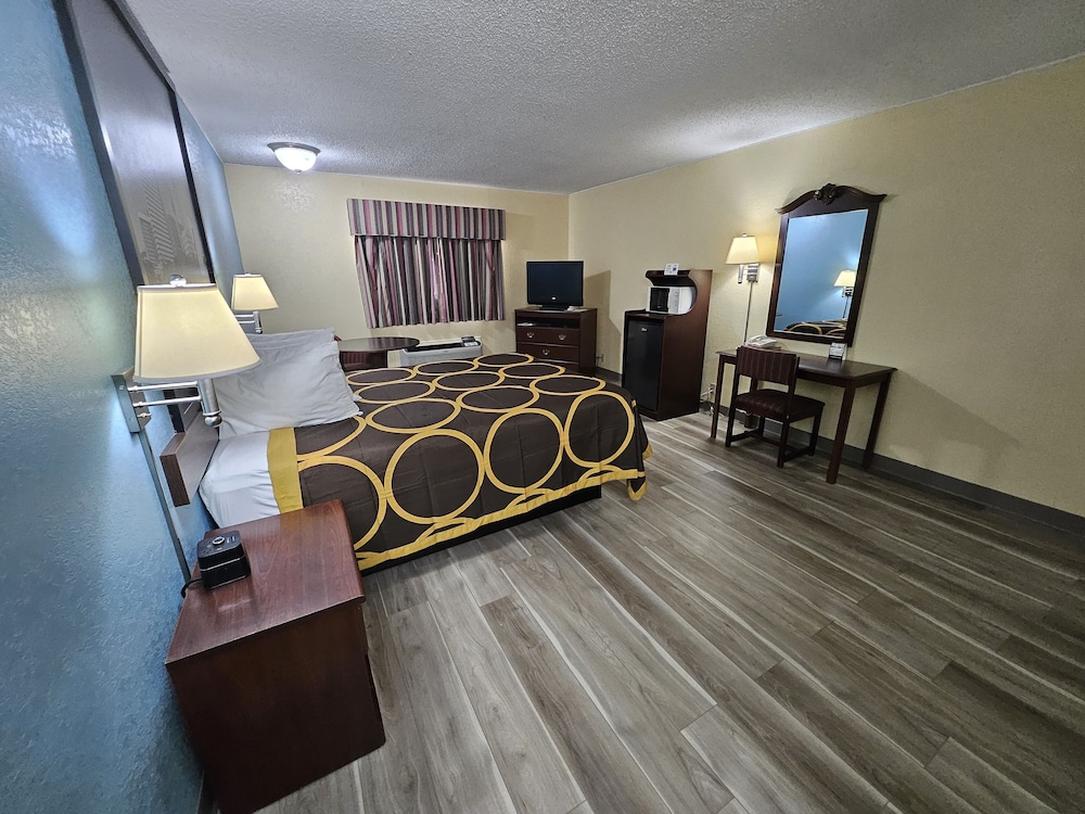 Super 8 By Wyndham Clinton 31/40