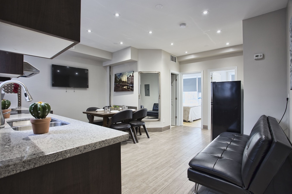 Toronto Rooms And Suites 28/49