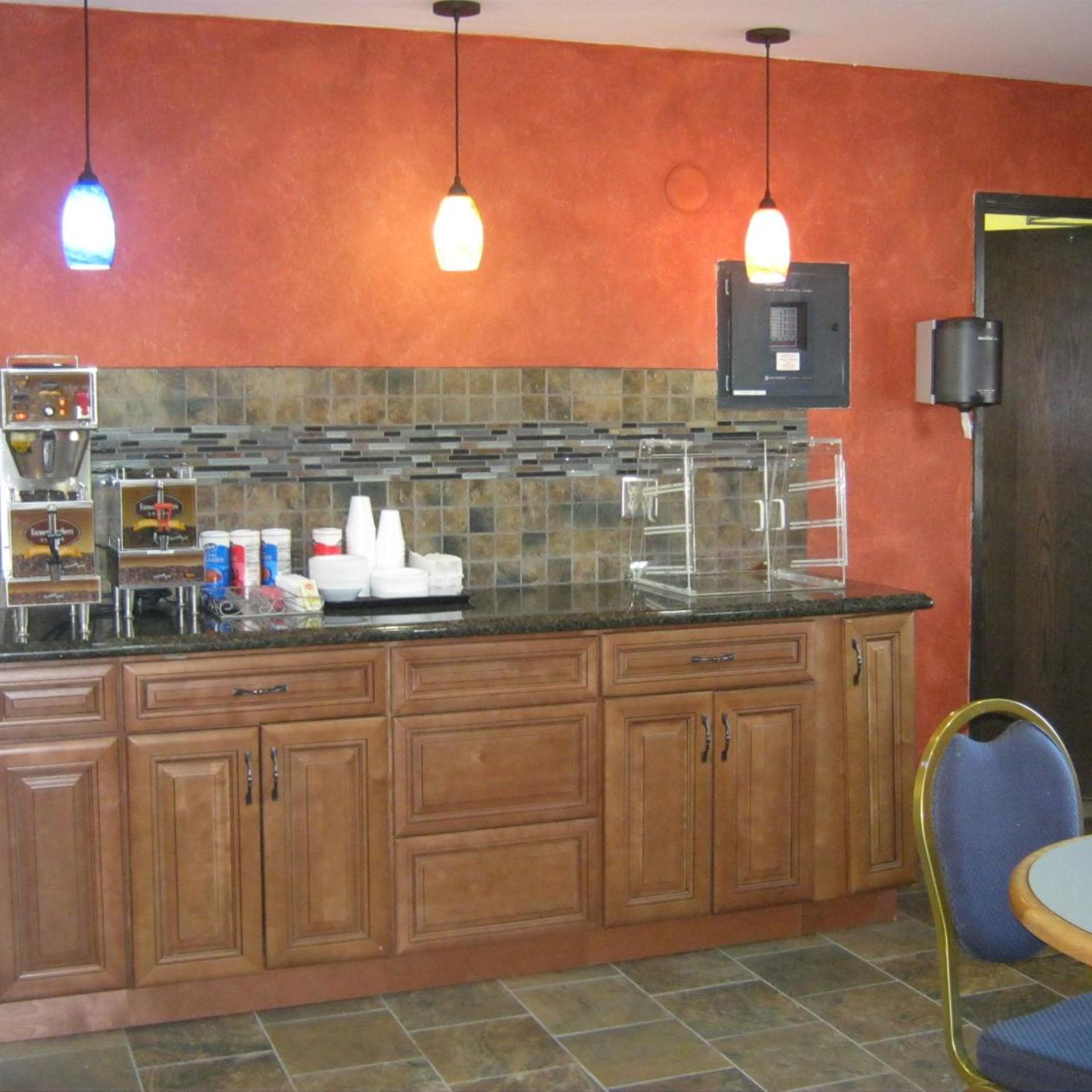 Burnsville Inn & Suites (ex Americas Best Value Inn-Burnsville/Minneapolis) 7/36