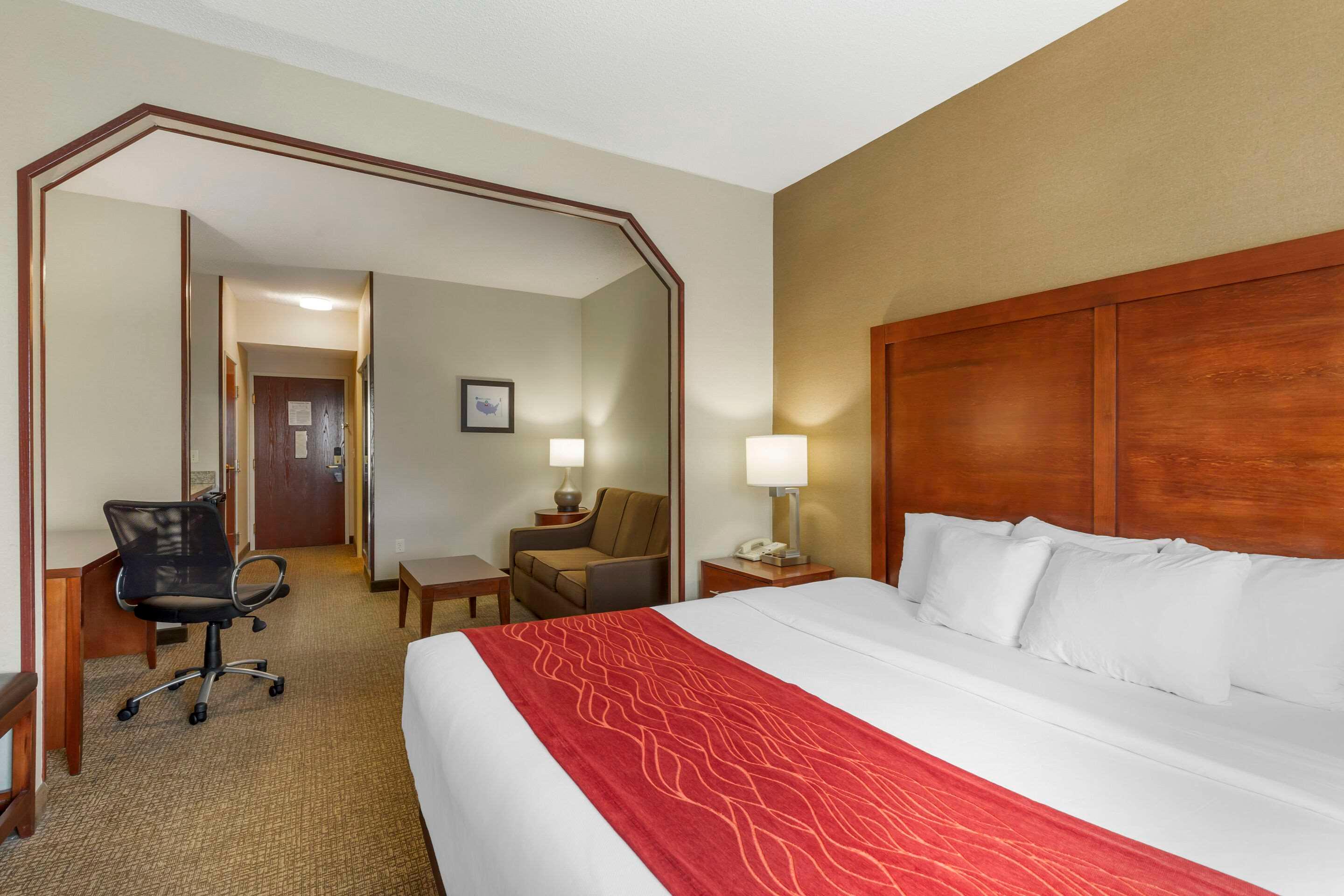 SUITE, KING BED