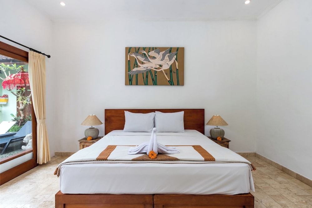 DELUXE, KING BED, POOL VIEW