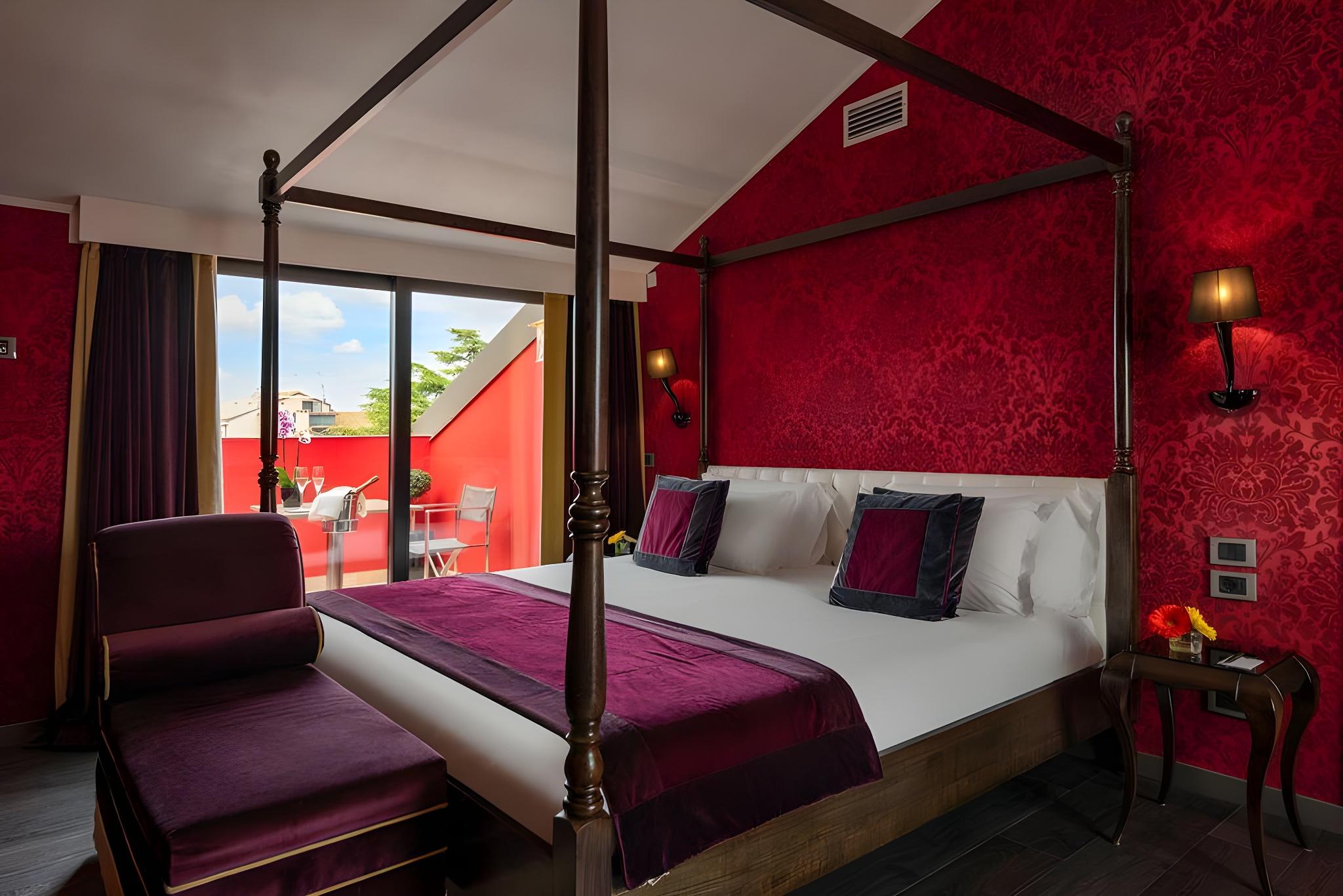 RED, SUITE, HOT TUB