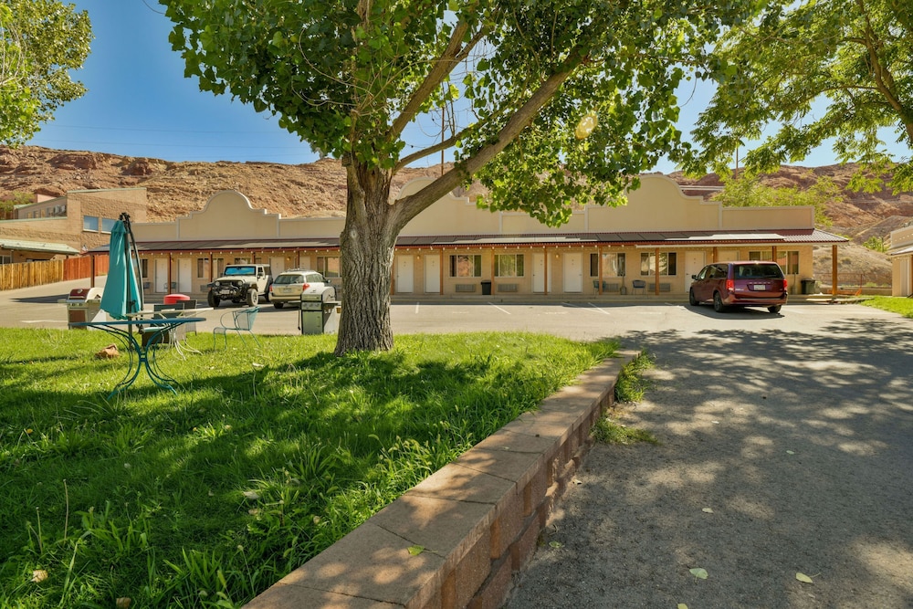 Adventure Inn & Motel 26/43