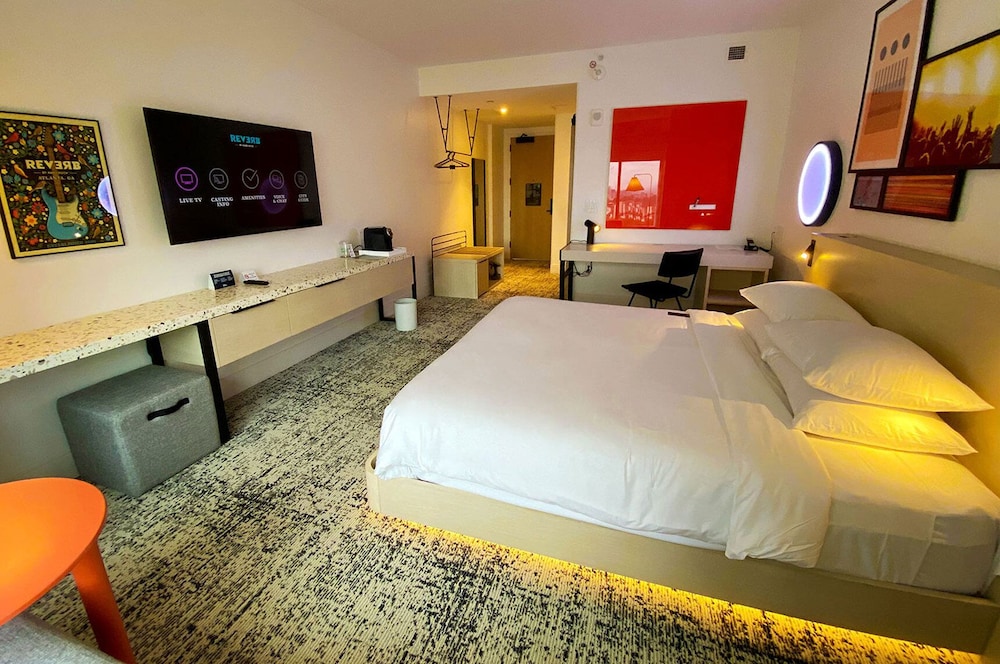 REVERB, DELUXE, KING BED, CITY VIEW, HIGH FLOOR