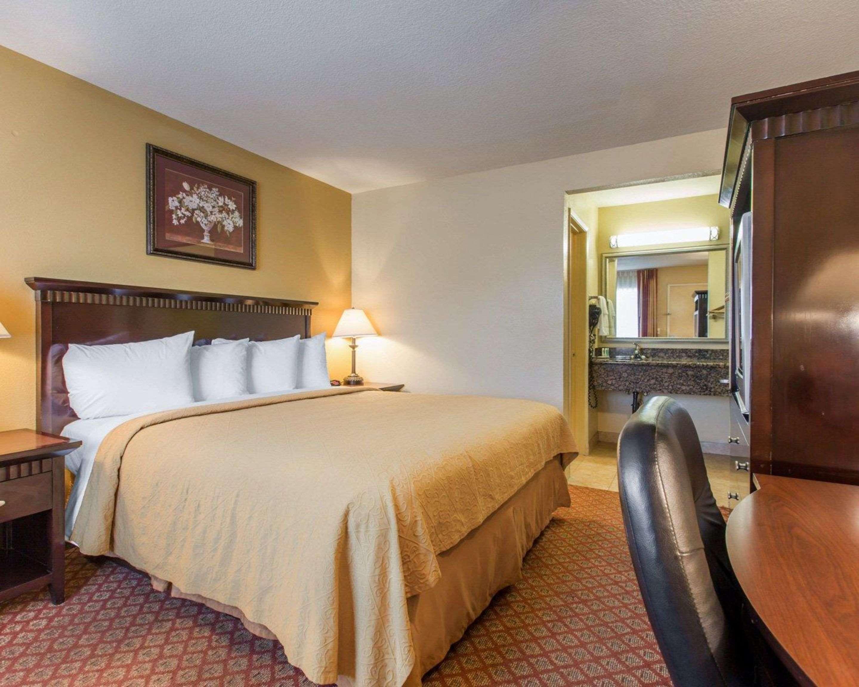 ROOM, KING BED