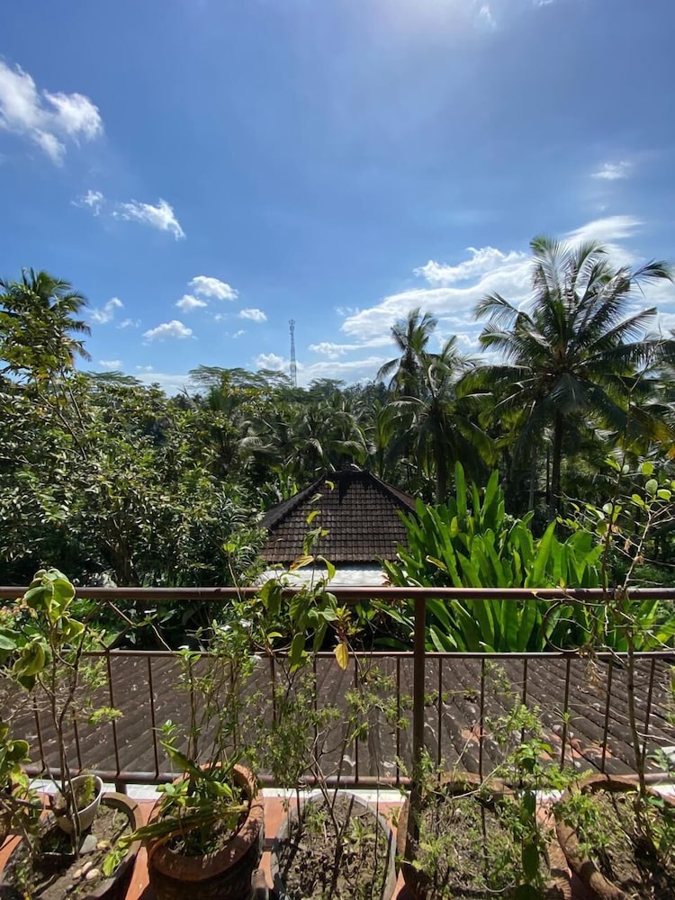 Dukuh Village Homestay & Villas 67/72
