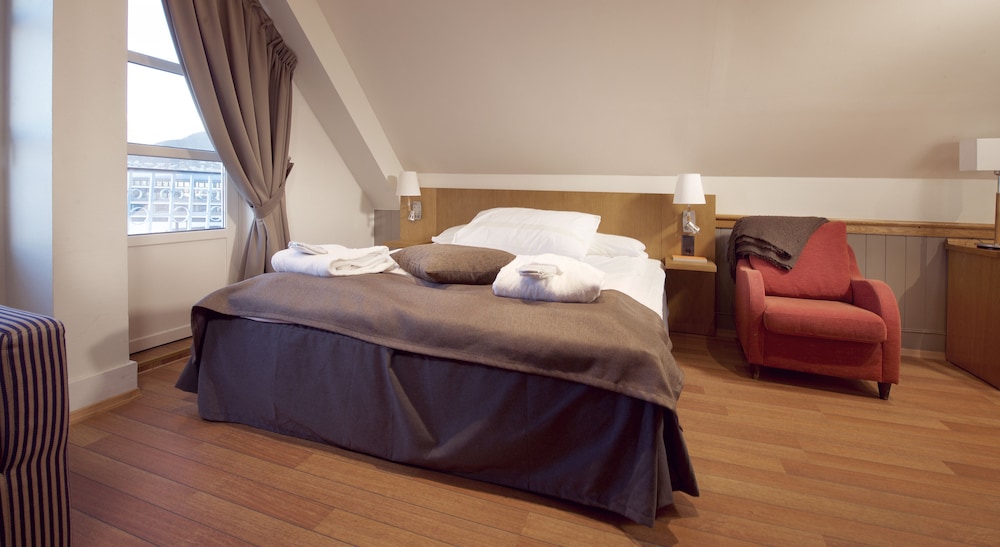 Home Hotel With 7/35
