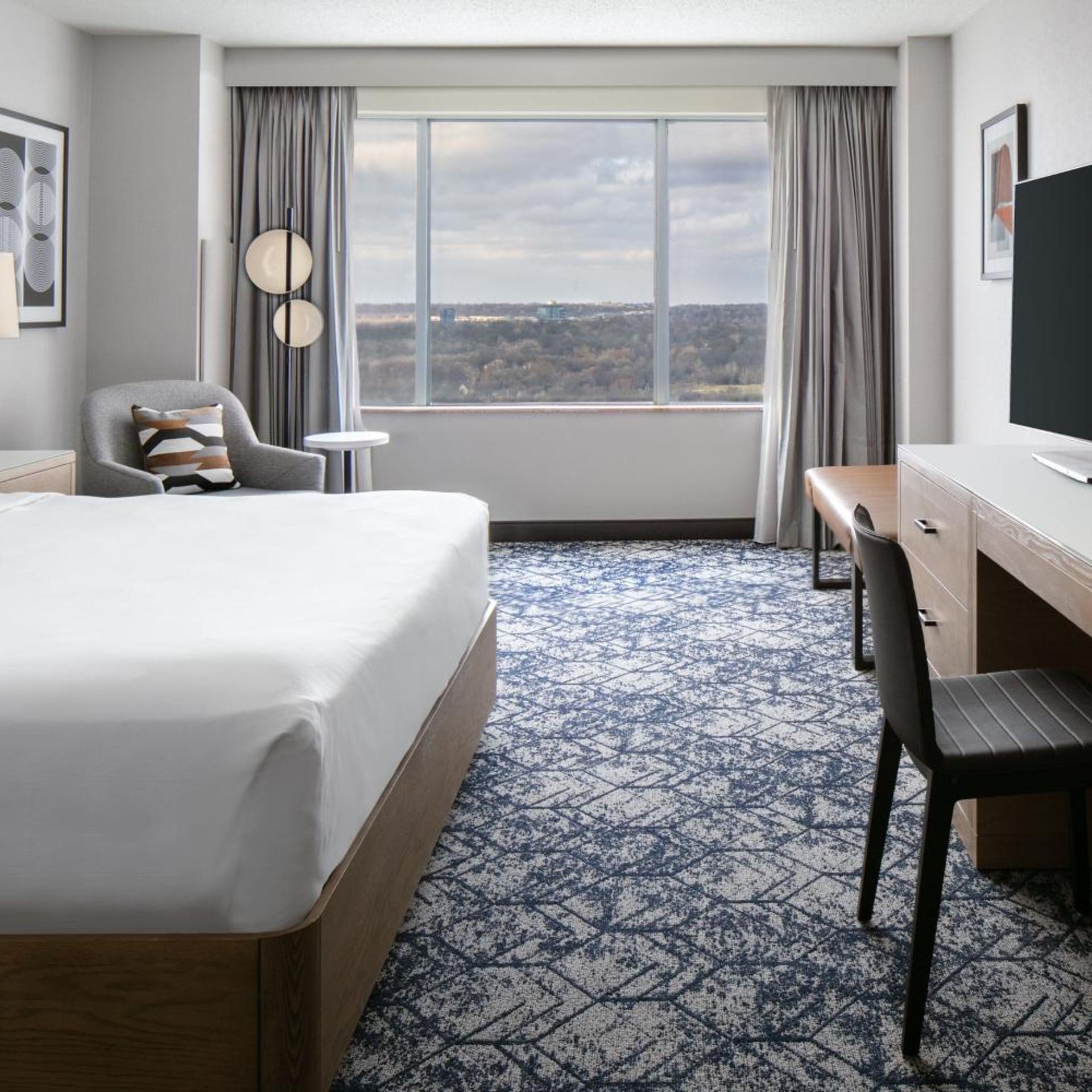 غرفة بسرير كينج بحوض استحمام لذوي الإعاقة، SHERATON OVERLAND PARK HOTEL AT THE CONVENTION CENTER 3/10