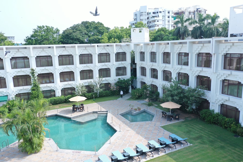Welcomhotel by ITC Hotels, Alkapuri, Vadodara 51/57
