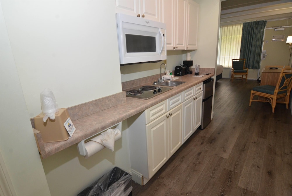 Days Inn & Suites By Wyndham Jekyll Island 44/58