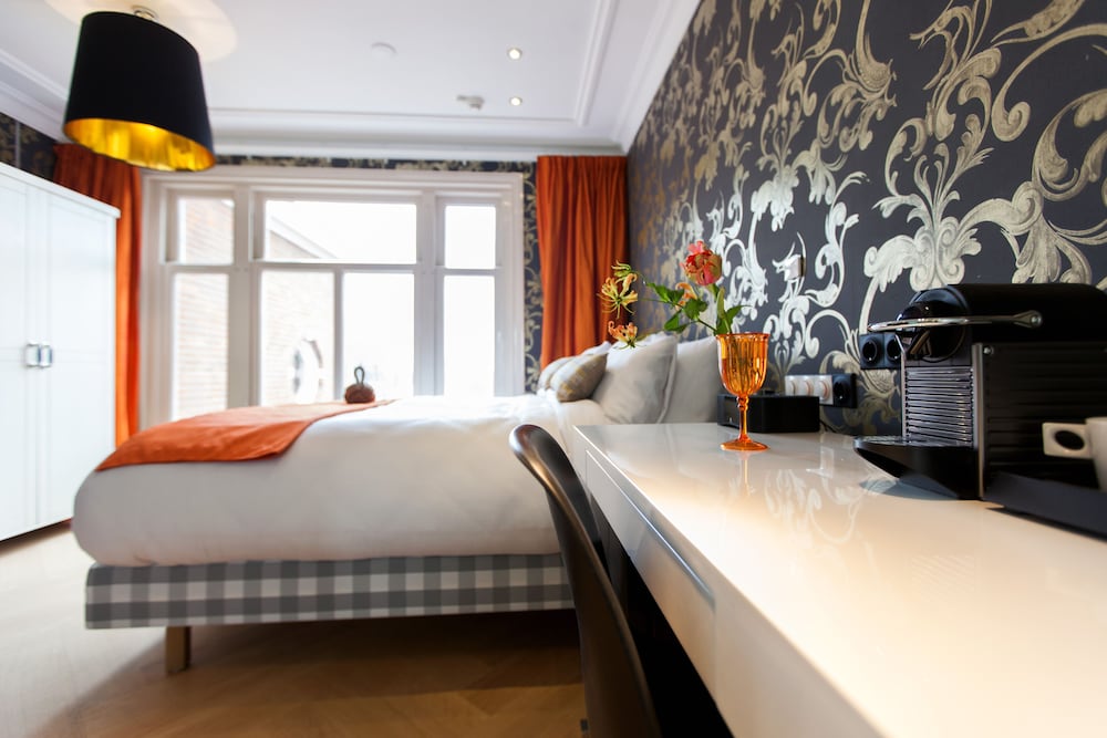 Amsterdam Canal Hotel 6/68