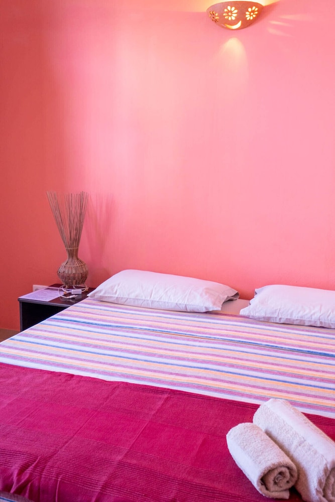 Sakaroule Bed And Breakfast 17/33