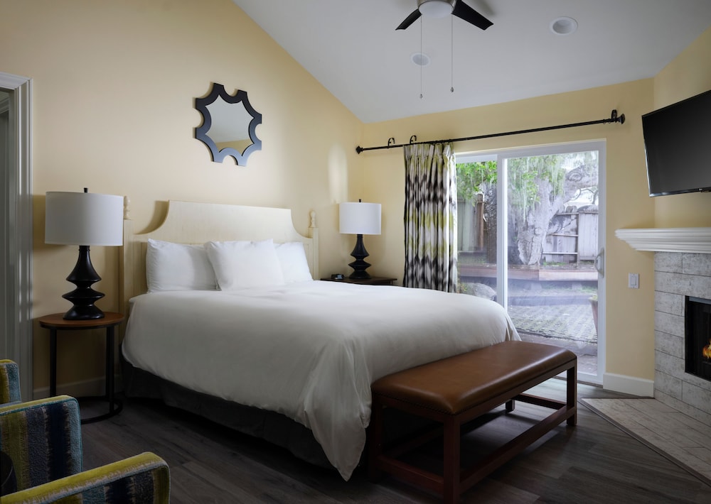 Lodge, King Bed