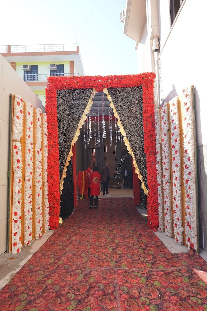 HOTEL ABHINANDAN 28/29