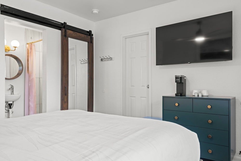 Petite, King Bed, South Wing