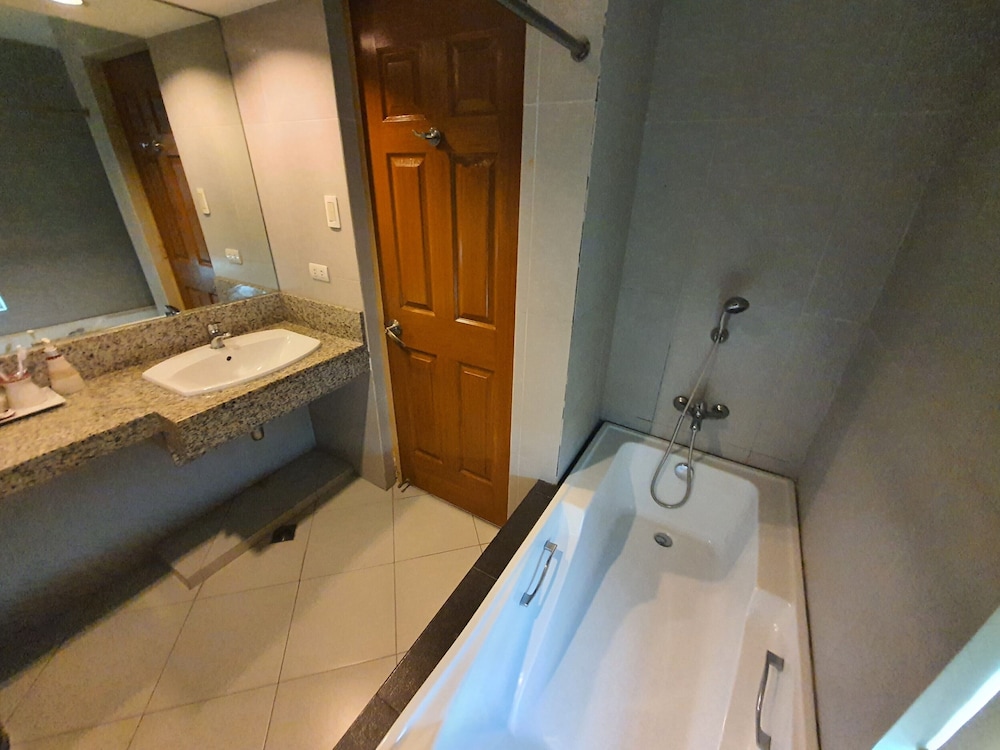 Festive Hotel Makati 58/60
