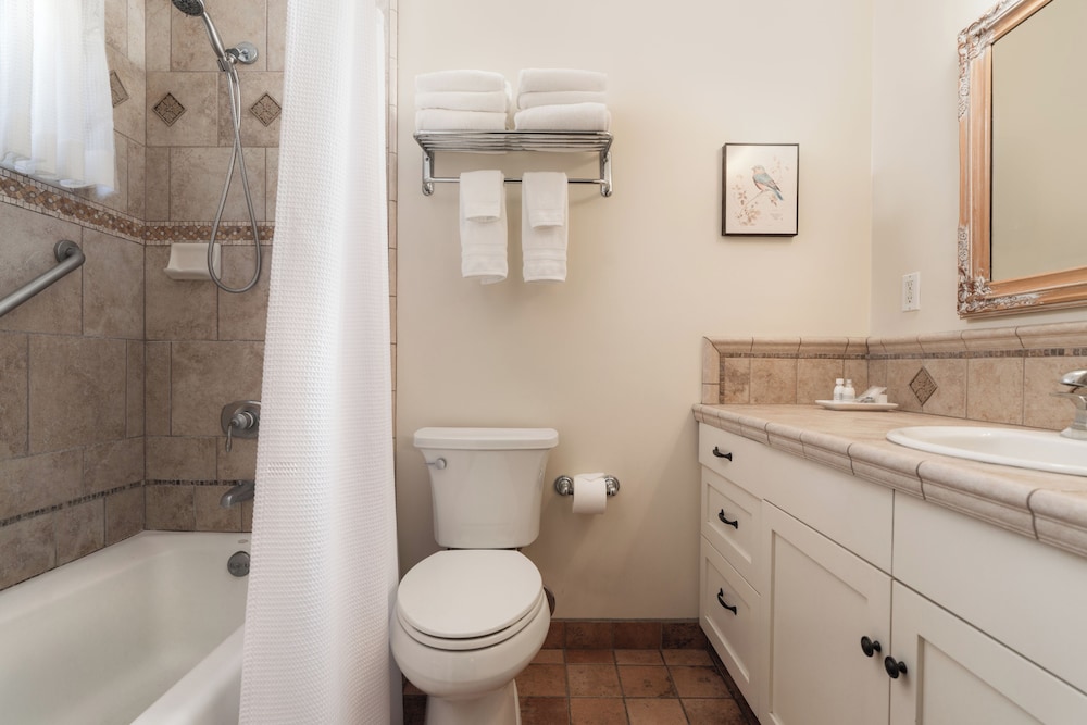 Dolphin, Suite, King Bed, Sofa، Brisas Del Mar Inn At The Beach 4/5