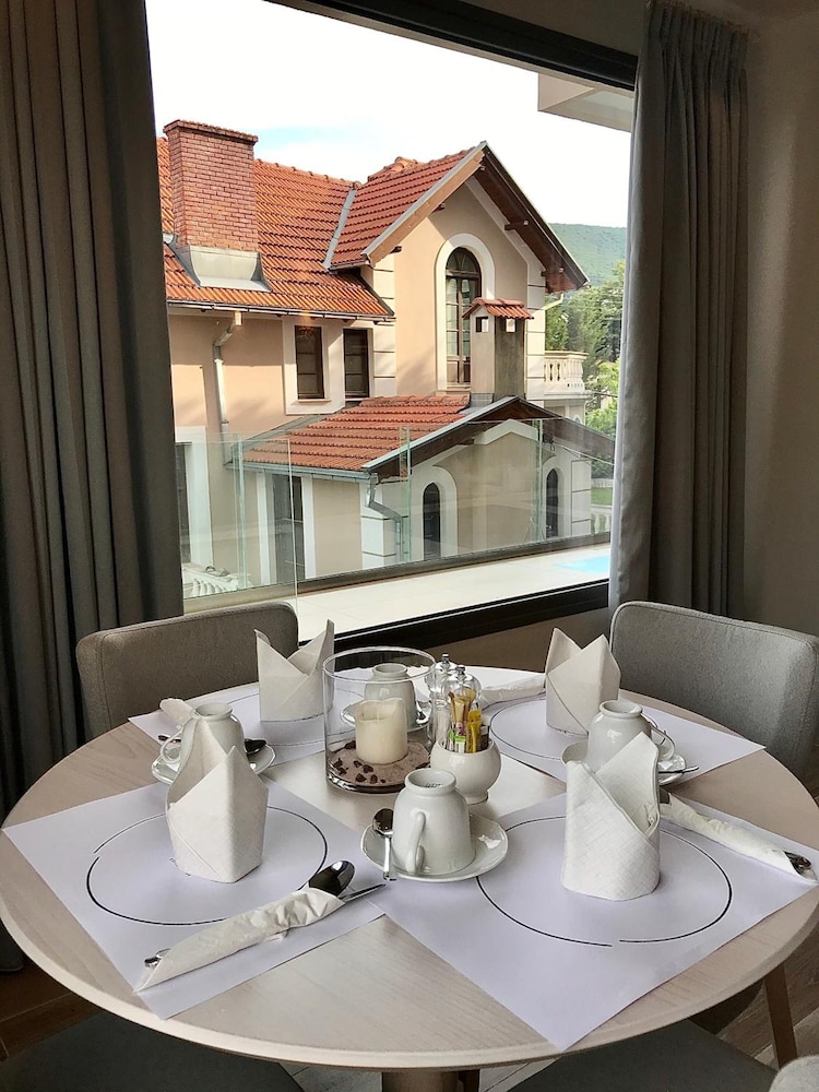 Emerald suites 25/32