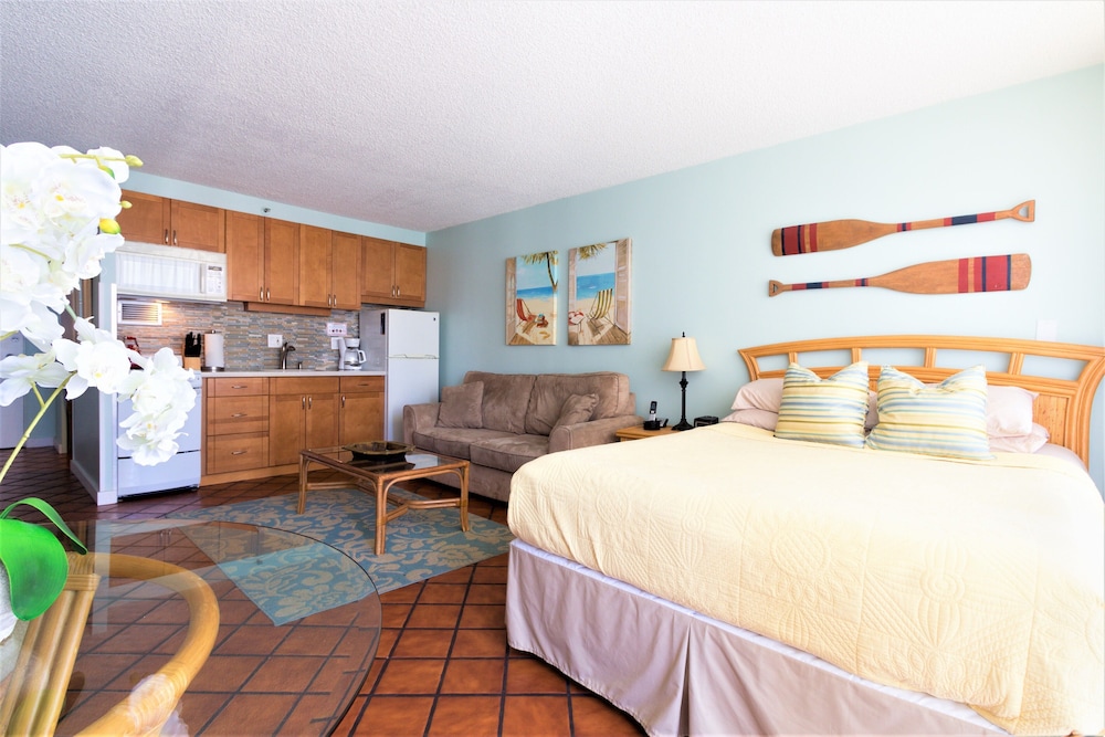 BEACHCOMBER, STUDIO, KITCHEN