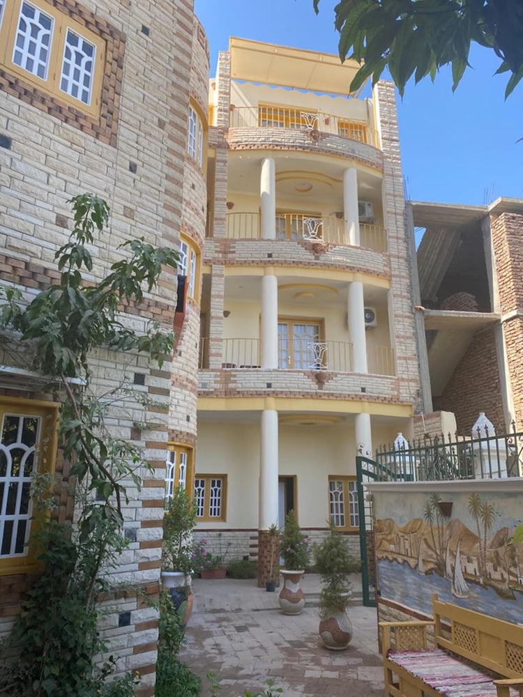 555 Studios & Flats 42/50