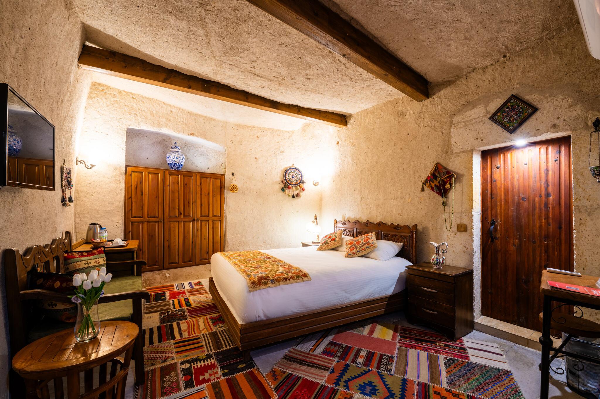 Cave, Queen Bed