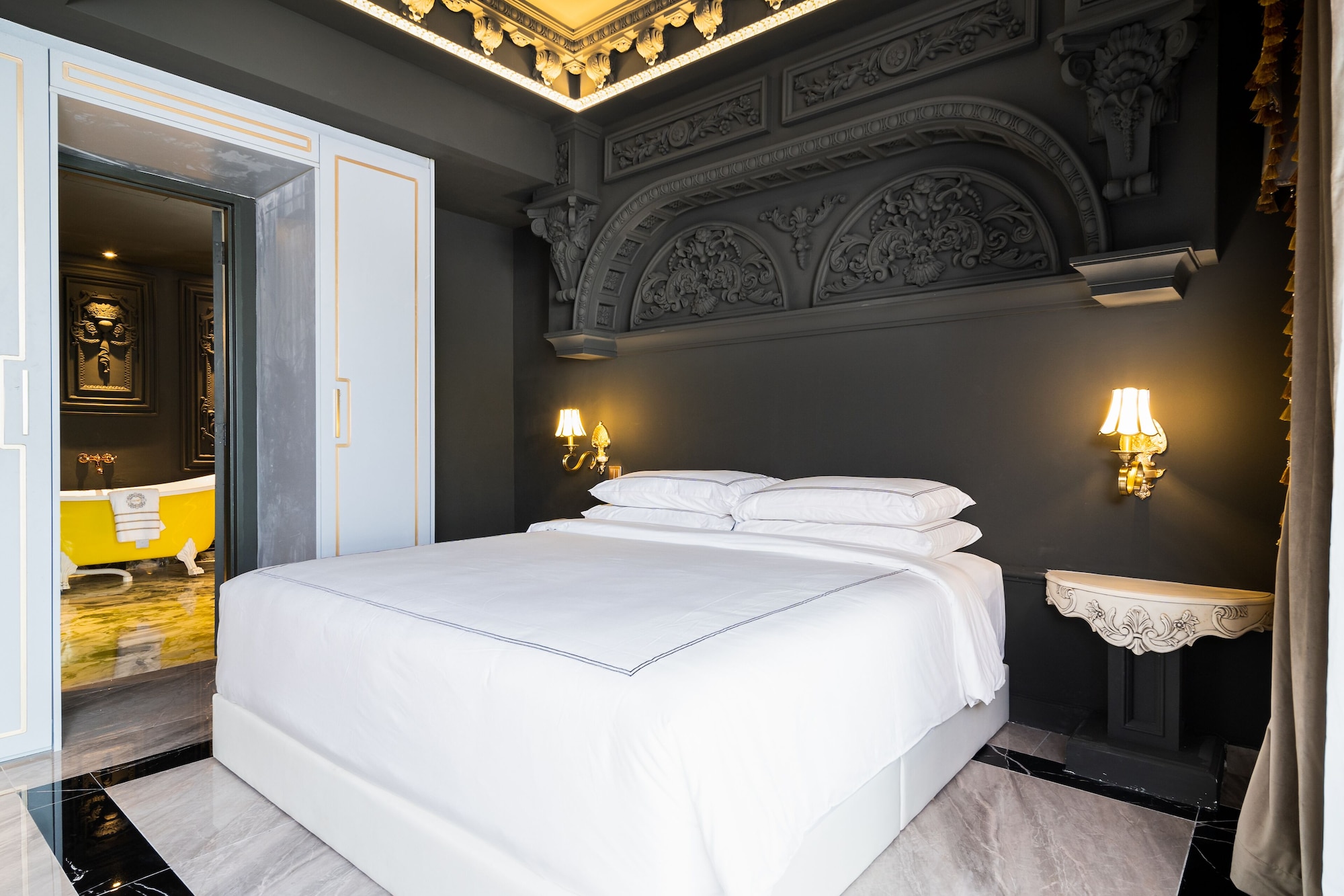 ARTISAN BLACK DIAMOND, 2 KING BEDS