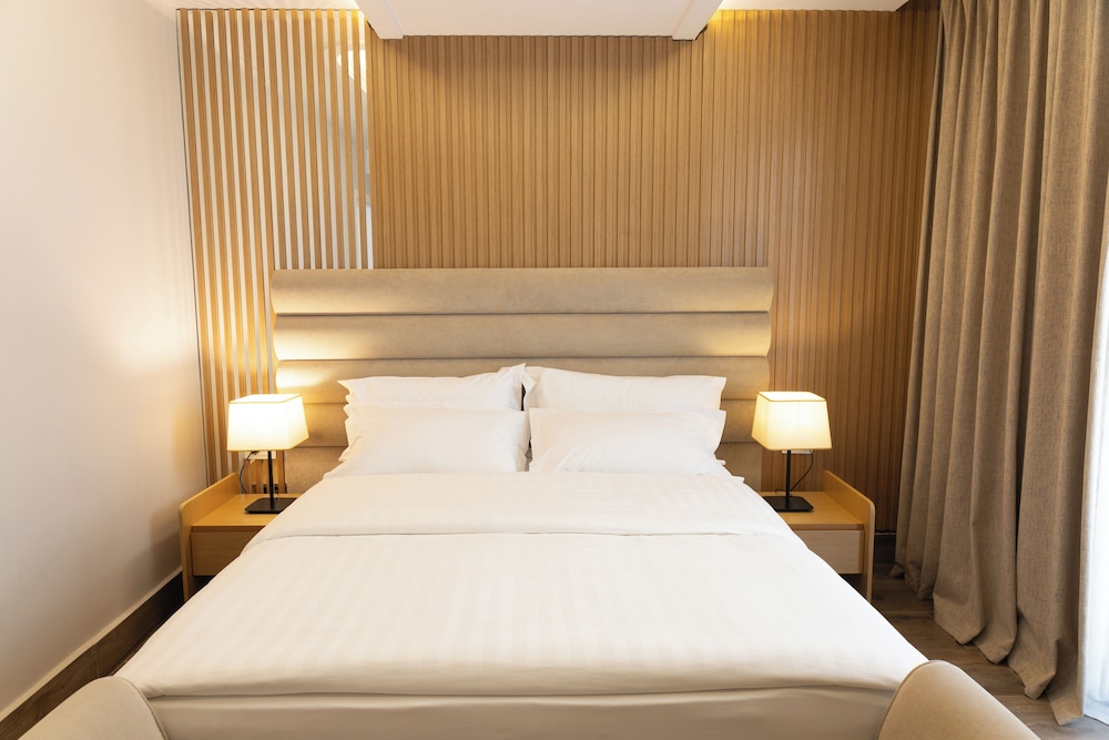 DELUXE, DOUBLE BED, PARTIAL SEA VIEW