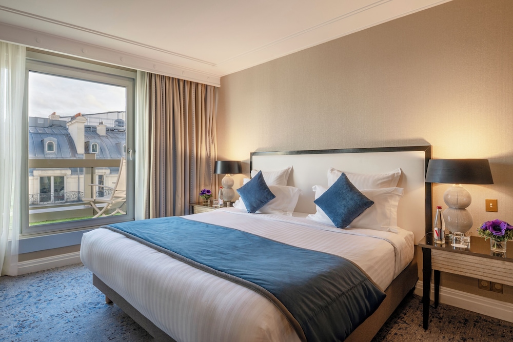 Warwick Paris Champs-Elysees 12/64
