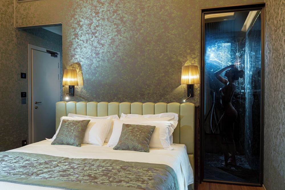 Emotion, Deluxe, King Bed, Canal View