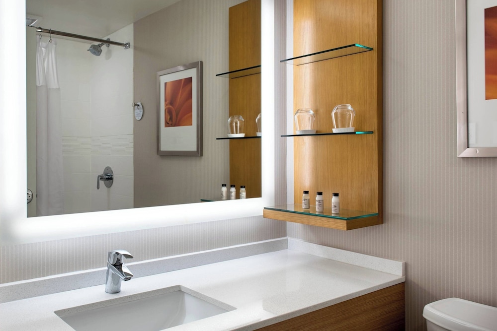 Delta Hotels By Marriott Utica 56/57