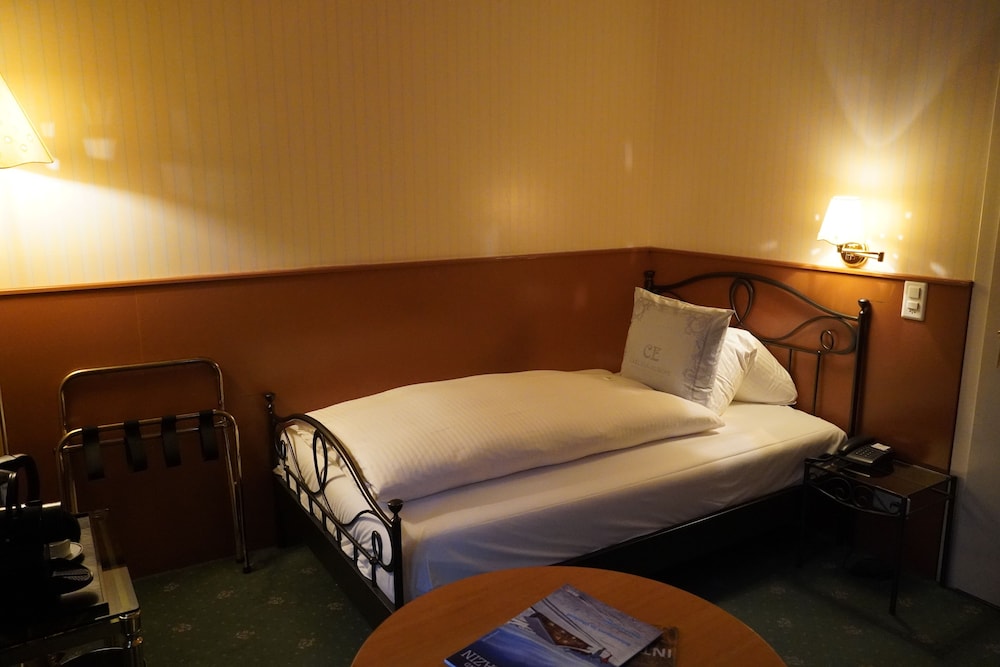 Carlton-Europe Vintage Adult Hotel 31/56