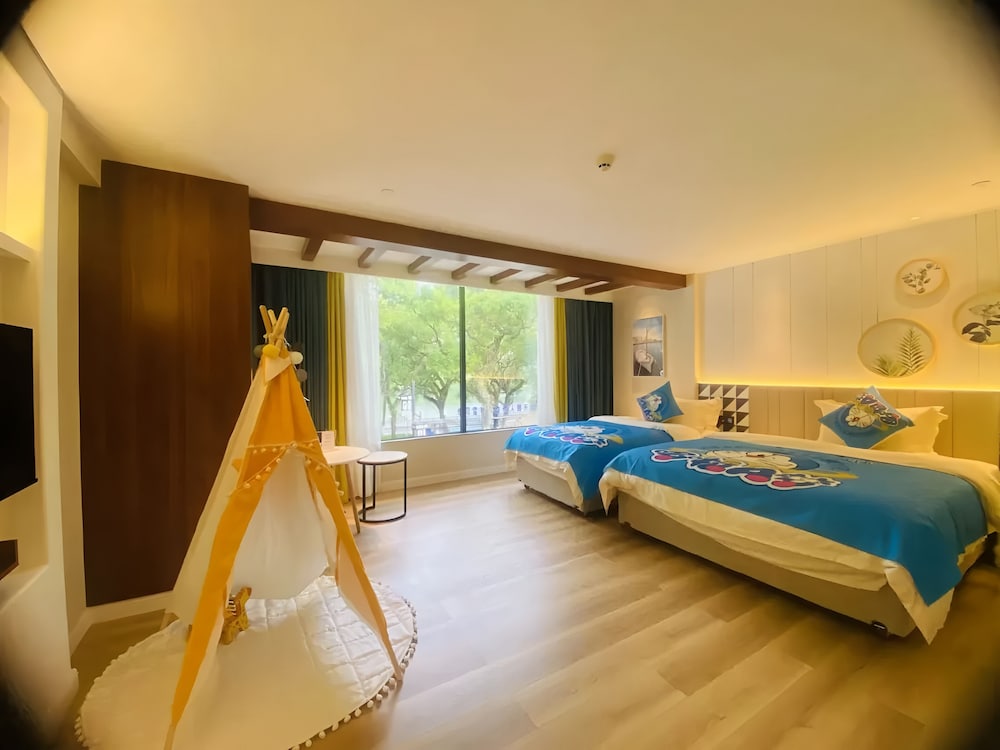 2 Bedrooms, Family Suite, Twin Beds, Queen Bed, Riverside