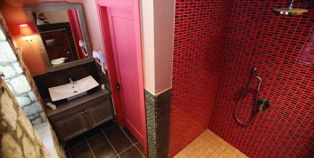 Igdeli Han Suit Otel Alacati 48/50