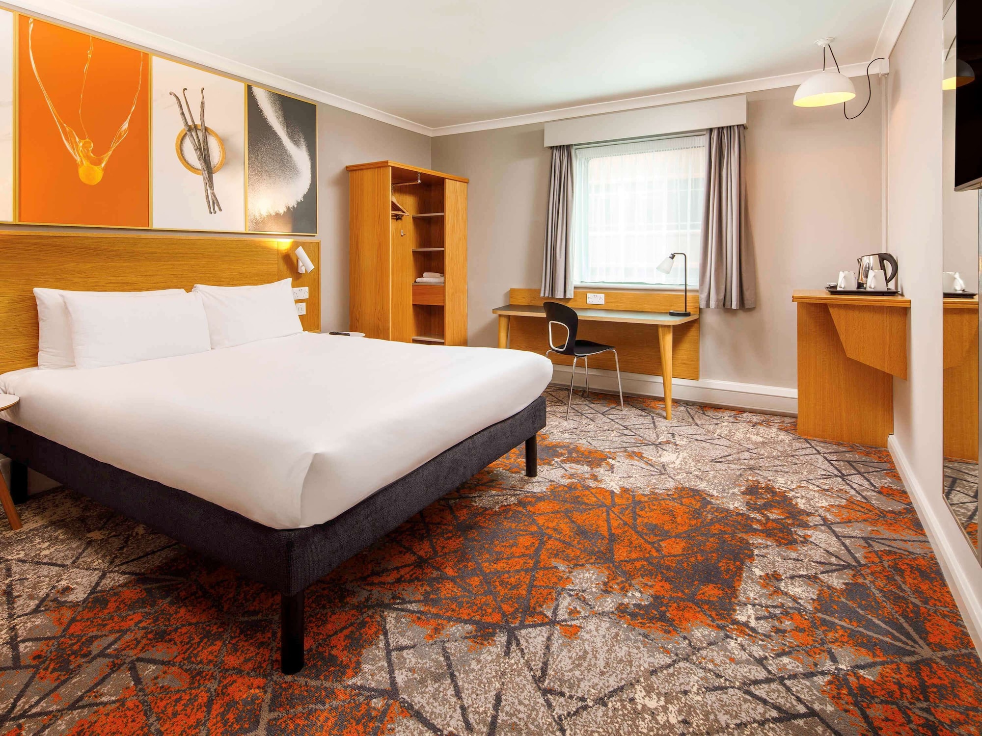 ROOM, QUEEN BED