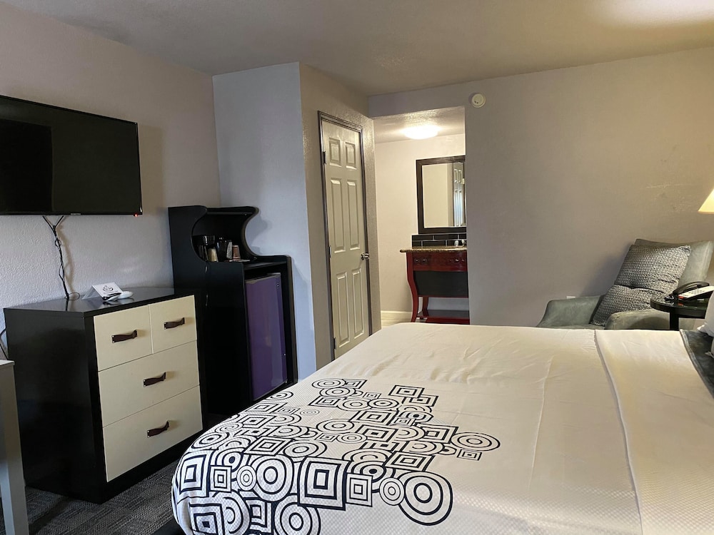 R Nite Star Inn & Suite 10/65