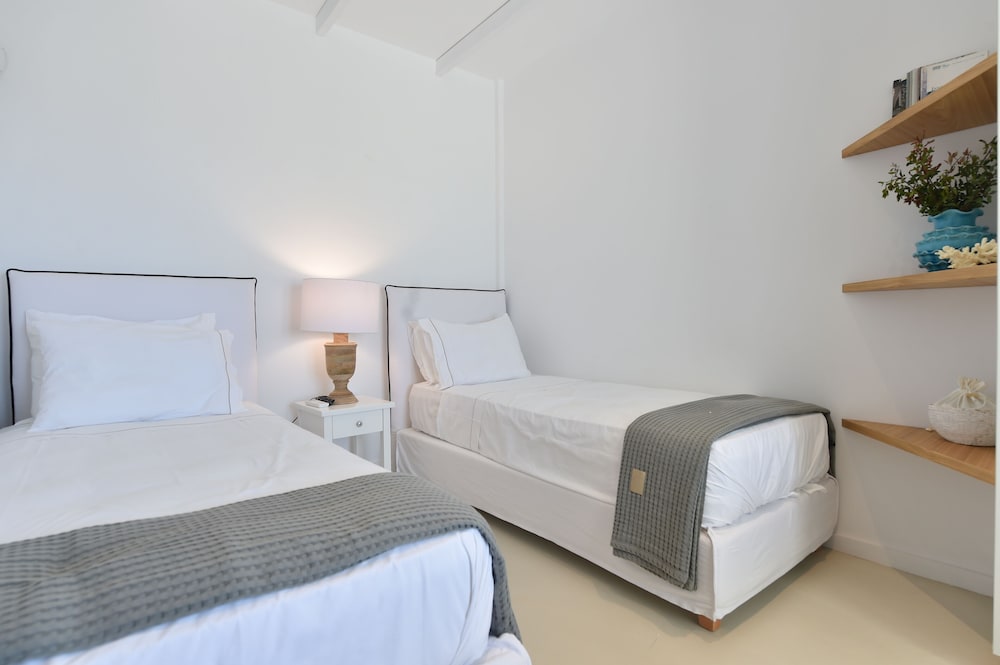 AMBASSADOR LUXURY VILLAS 8/50