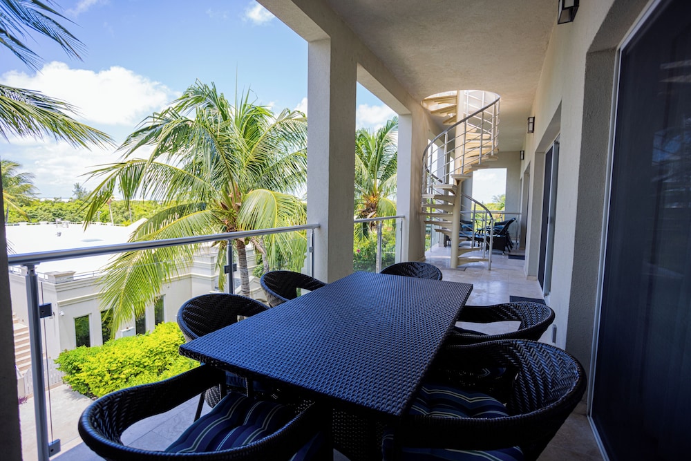The Atrium Resort 61/66
