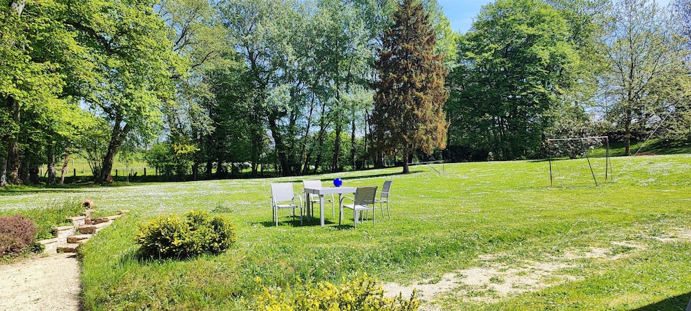 Chateau De Bellefontaine 42/50